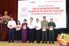 Ông Nguyễn Trọng Nghĩa, Bí thư Trung ương Đảng, Trưởng Ban Tuyên giáo Trung ương tặng sách cho các đơn vị. (Ảnh: Phương Hoa/TTXVN)