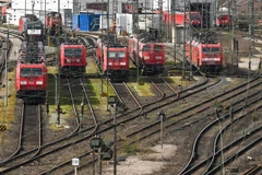 Các đầu máy xe lửa dừng hoạt động tại nhà ga ở Hagen, miền Tây Đức, trước thời điểm diễn ra cuộc tổng đình công trên cả nước yêu cầu tăng lương, ngày 24/3/2023. (Ảnh: AFP/TTXVN)