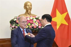 Tặng Huân chương Hữu nghị Chủ tịch Tổ chức Hỗ trợ đại học thế giới Đức