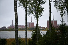 Lò phản ứng hạt nhân Olkiluoto 3 (trái) tại đảo Eurajoki, miền Tây Phần Lan, ngày 6/10/2022. (Ảnh: AFP/TTXVN)