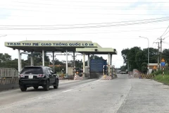 Trạm BOT Quốc lộ 1K đã dừng thu phí 3 năm qua. (Ảnh: Nguyễn Văn Việt/TTXVN)