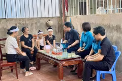 Đại diện Ban Cán sự Đảng Bộ GD-ĐT và Công đoàn Giáo dục Việt Nam đến chia buồn với gia đình cô giáo Mai Thị Yến. (Ảnh: Moet)