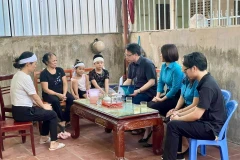 Đại diện Ban Cán sự Đảng Bộ GD-ĐT và Công đoàn Giáo dục Việt Nam đến chia buồn với gia đình cô giáo Mai Thị Yến. (Ảnh: Moet)