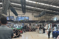 Hàng trăm công nhân Công ty TNHH Saitex International ngừng việc tập thể sáng 11/4 vì bị trừ lương do hàng lỗi. (Ảnh: Báo Lao Động)