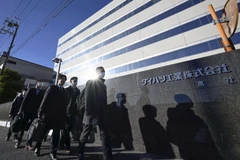 Các quan chức Bộ Giao thông Nhật Bản tới điều tra trụ sở hãng Daihatsu ở tỉnh Osaka ngày 21/12/2023. (Ảnh: Kyodo/TTXVN)