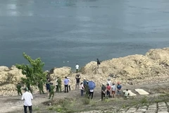 Hiện trường hai bé gái tử vong do đuối nước khi tắm sông. (Ảnh: TTXVN phát)