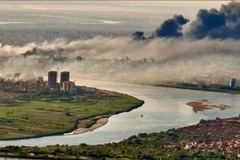 Khói bao trùm bầu trời thủ đô Khartoum khi giao tranh tiếp diễn giữa quân đội Sudan và lực lượng bán quân sự RSF, ngày 19/4/2023. (Ảnh: AFP/TTXVN)