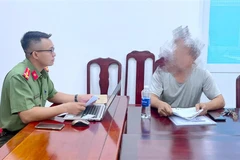Lực lượng Công an làm việc với một nạn nhân bị lừa đảo qua mạng. (Nguồn: Bộ Công an)