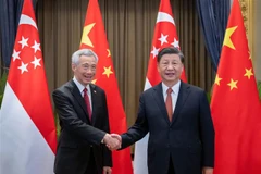 Thủ tướng Singapore Lý Hiển Long (trái) gặp Chủ tịch Trung Quốc Tập Cận Bình bên lề Hội nghị các nhà lãnh đạo kinh tế APEC lần thứ 29 tại Thái Lan tháng 11/2022. (Ảnh: THX/TTXVN)