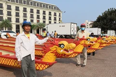 Các thuyền rồng chuẩn bị cho cuộc đua trên sông Nhật Lệ. (Nguồn: Báo Quảng Bình)