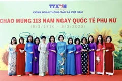 [Photo] Hương sắc phái đẹp Thông tấn trong tà áo dài duyên dáng