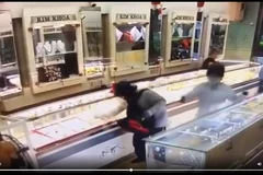 Khánh Hòa: Hai kẻ bịt mặt, mang vật giống súng cướp tiệm vàng