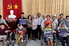 Hỗ trợ sinh kế và xe lăn cho các nạn nhân chất độc da cam/dioxin Sóc Trăng. (Nguồn: Báo Nhân dân)