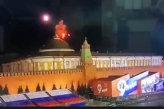 Hình ảnh trong video cho thấy khói bốc lên trên tầng thượng Điện Kremlin. (Nguồn: RT)