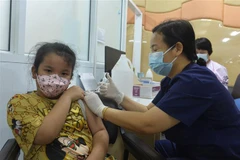 Nhân viên y tế tiêm vaccine phòng COVID-19 cho trẻ em tại Bangkok, Thái Lan. (Ảnh: THX/TTXVN)
