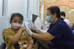 Nhân viên y tế tiêm vaccine phòng COVID-19 cho trẻ em tại Bangkok, Thái Lan. (Ảnh: THX/TTXVN)