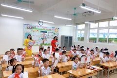 Học sinh lớp một trường Tiểu học Dương Quang, huyện Gia Lâm, Hà Nội, trong một giờ học. (Ảnh: Thanh Tùng/TTXVN)