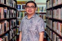 Phó Giáo sư-Tiến sỹ Awang Azman Bin Awang Pawi trong khu thư viện của trường Đại học Malaya. (Ảnh: Hằng Linh/TTXVN)