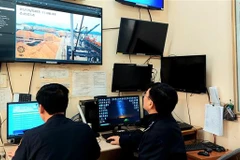 Cán bộ Chi cục Hải quan Hòn Gai giám sát trực tuyến hàng hóa qua cảng Cái Lân, Hạ Long, Quảng Ninh. (Ảnh: Thanh Vân/TTXVN)