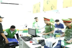 Công an kiểm tra một cơ sở kinh doanh dịch vụ cầm đồ thuộc Công ty cổ phần kinh doanh F88 trên địa bàn thành phố Biên Hòa. (Ảnh: TTXVN phát)