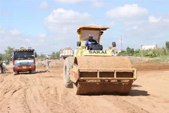 Các đơn vị đang triển khai thi công Dự án xây dựng đường cao tốc Bến Lức-Long Thành. (Ảnh: Dương Giang/TTXVN)