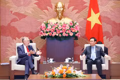 Chủ tịch Quốc hội Vương Đình Huệ tiếp Chủ tịch Ủy ban Thương mại quốc tế của Nghị viện châu Âu Bernd Lange ngày 8/9/2022. (Ảnh: Doãn Tấn/TTXVN)