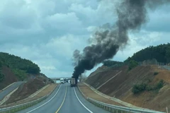 Xe container chở hoa quả bốc cháy dữ dội trên cao tốc Cam Lộ-La Sơn