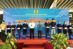 Phó Bí thư Thành ủy Thành phố Hồ Chí Minh Nguyễn Hồ Hải trao quà cho công nhân lao động có hoàn cảnh khó khăn tại chương trình chương trình “Cảm ơn người lao động”. (Ảnh: Thanh Vũ/TTXVN)