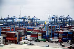 Các container hàng hóa tại Tân Cảng Sài Gòn. (Ảnh: Hồng Đạt/TTXVN)