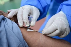 Nhân viên y tế tiêm vaccine phòng COVID-19 cho người dân tại tỉnh Hải Nam, Trung Quốc, ngày 23/12/2022. (Ảnh: THX/TTXVN)