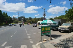 Các bãi đậu xe trước quảng trường Lâm Viên, thành phố Đà Lạt gây nhiều dư luận trong thời gian qua. (Nguồn: Báo Lâm Đồng)