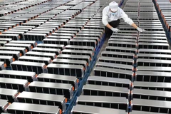 Công nhân kiểm tra các bộ phận của bộ pin tại một nhà máy thuộc Pin xe điện Sunwoda ở Nam Kinh, phía đông tỉnh Giang Tô của Trung Quốc. (Nguồn: Getty Images)