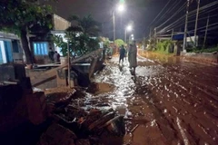 Bình Thuận: Mưa lớn làm tràn cát đỏ gây ngập đường, sụp mố cầu 