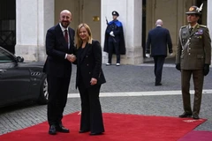 Thủ tướng Italy Giorgia Meloni (phải) và Chủ tịch Hội đồng châu Âu Charles Michel. (Nguồn: ANSA)