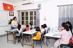 Tiết học tiếng Việt đầu tiên sau lễ khai giảng. (Ảnh: Đỗ Bá Thành/TTXVN)