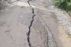 Tuyến đê bờ đông kênh Cái Hố, xã An Thạnh Trung, huyện Chợ Mới xảy ra tình trạng rạn nứt với chiều dài khoảng 40m, ăn sâu vào mặt đê 2,5m. (Ảnh: TTXVN phát)