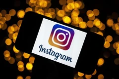 Biểu tượng Instagram trên màn hình điện thoại. (Ảnh: AFP/TTXVN)