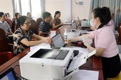 Người dân xã Sơn Lễ, huyện Hương Sơn, tỉnh Hà Tĩnh tiếp cận nguồn vốn Ngân hàng Chính sách Xã hội huyện Hương Sơn. (Ảnh: Công Tường/TTXVN)
