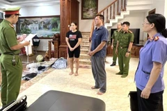 Cơ quan Cảnh sát điều tra Công an tỉnh tống đạt Quyết định Khởi tố bị can và thi hành Lệnh bắt bị can để tạm giam đối với Lê Văn Hòa, Giám đốc Công ty TNHH MTV Cơ khí ôtô Thuận Khánh. (Ảnh: TTXVN phát)