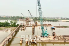 Nhà thầu hiện vẫn chưa có mặt bằng để triển khai thi công đường dẫn đầu cầu Bến Mới. (Ảnh: Quang Toàn/TTXVN)