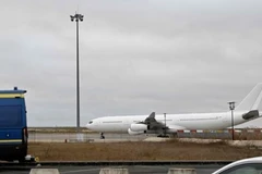 Máy bay Airbus A340 bị đình chỉ bay vì nghi ngờ "buôn người" tại Sân bay Vatry ở Pháp. (Ảnh: AFP)