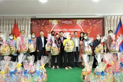 Bà con người gốc Việt ở Campuchia nhận quà Tết từ Ban tổ chức chương trình ‘‘Xuân yêu thương Quý Mão 2023’’. (Ảnh: Huỳnh Thảo/TTXVN)