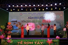 Lãnh đạo thành phố Hà Nội và thị xã Sơn Tây nhấn nút khai mạc Năm du lịch Sơn Tây - xứ Đoài 2023. (Ảnh: Bích Diệp/TTXVN)