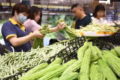 Người tiêu dùng chọn mua hàng tại siêu thị ở Hồ Nam, Trung Quốc. (Ảnh: THX/TTXVN)