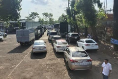 Các phương tiện nối đuôi nhau xếp hàng ùn ứ trong Trung tâm Đăng kiểm 93.01S tỉnh Bình Phước. (Ảnh: Đậu Tất Thành/TTXVN)