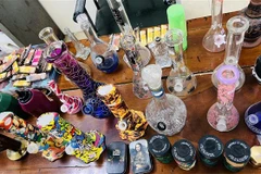 Những vật dụng các đối tượng sử dụng để hút cần sa. (Ảnh: TTXVN phát)