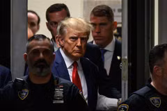 Cựu Tổng thống Mỹ Donald Trump (giữa) tại Tòa án Manhattan ở New York, Mỹ ngày 4/4/2023. (Ảnh: AFP/TTXVN)