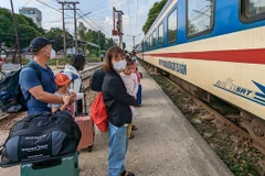 Những công nhân, người lao động có hoàn cảnh khó khăn được tặng vé tàu về quê ăn Tết. (Nguồn: Báo Tổ quốc)