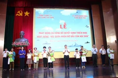 Hải quân nhận đỡ đầu con ngư dân có hoàn cảnh khó khăn tại Bến Tre