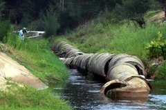 Xả thải gây ô nhiễm môi trường. (Ảnh minh họa: Công Tường/TTXVN)